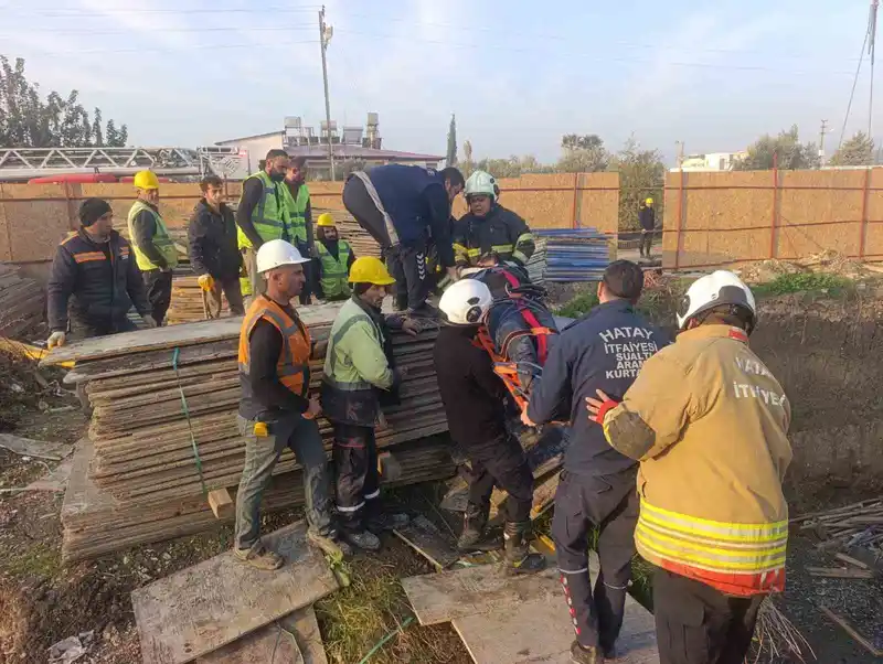 Çalıştığı esnada rahatsızlanan kule vinç operatörü operasyonla kurtarıldı
