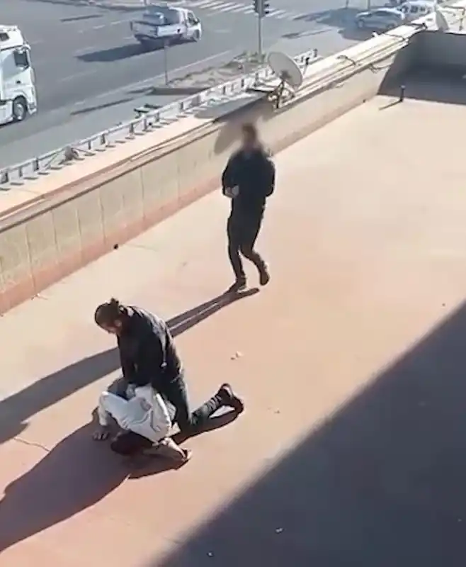 3 ilde aranan şahıs terasta yakalandı