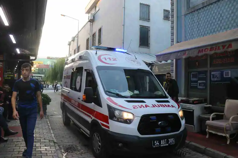 Marketten ürün çalmaya çalıştı, kaçarken yüksekten düşüp yaralandı
