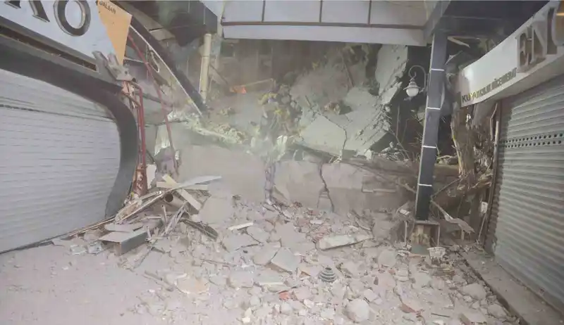 Aksaray Belediyesi’nin kontrolsüz yıkımı az kalsın dükkanları yıkıyordu
