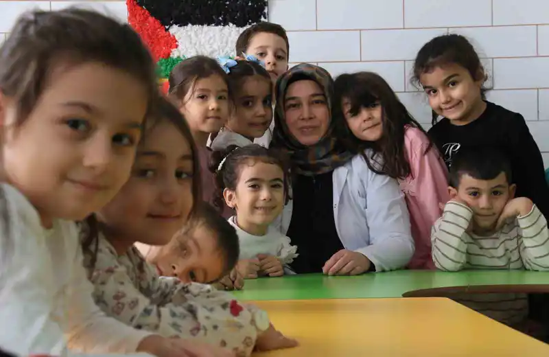 3 çocuk annesinin azmi: Hayvancılıkla uğraşırken çocukların ilk öğretmeni oldu
