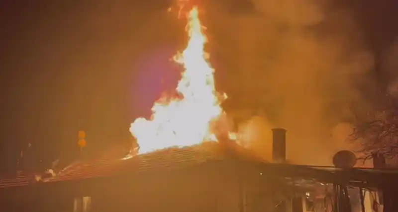 Kula’da gece saatlerinde yangın paniği
