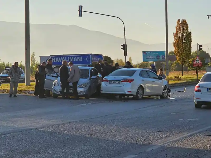 Erzincan’da iki otomobil çarpıştı: 5 yaralı
