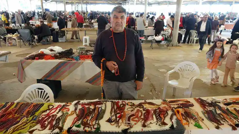 30 yıldır şehir şehir dolaşarak tespih satıyor
