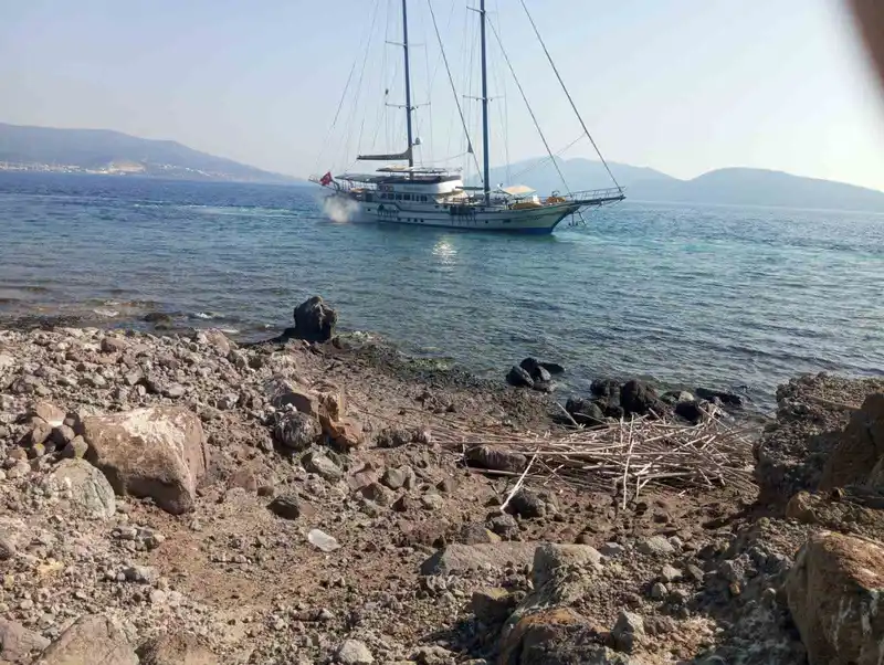 Bodrum’da yelkenli tekne karaya oturdu
