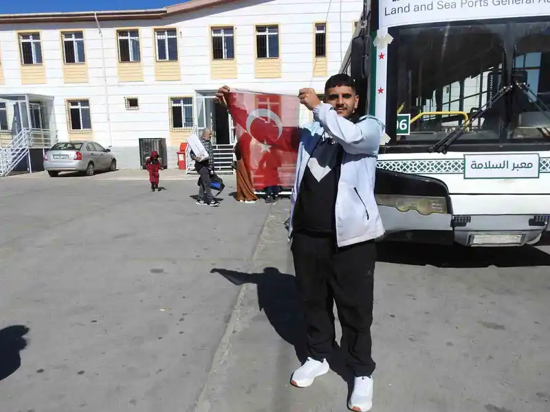 Türkiye’de büyüyen Suriyeli, ülkesine Türk Bayrağını öperek döndü
