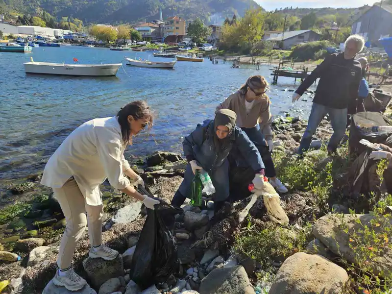 Kurucaşile’de 2 saatte 30 poşet çöp toplandı
