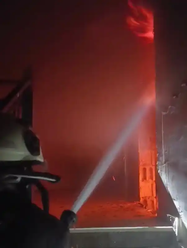 Antakya’da binanın çatısı alevlere teslim oldu
