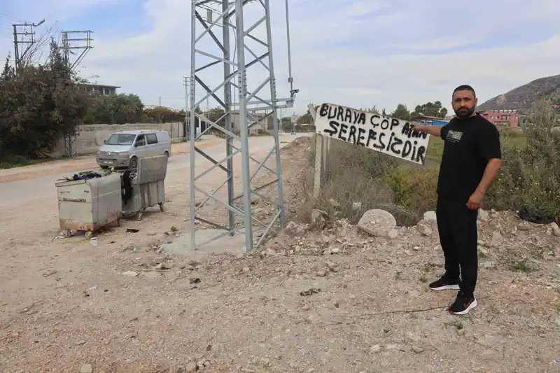 Evinin yanındaki araziye çöp atanlardan bıktı, çözümü 