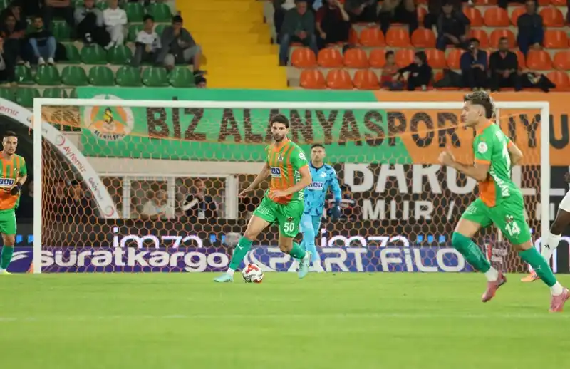 Trendyol Süper Lig: Alanyaspor: 0 - Gaziantep FK: 0 (İlk yarı)
