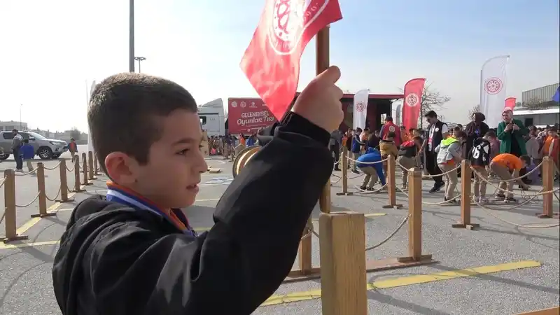 Çocuklar pili bitmeyen oyunlarla eğlendi
