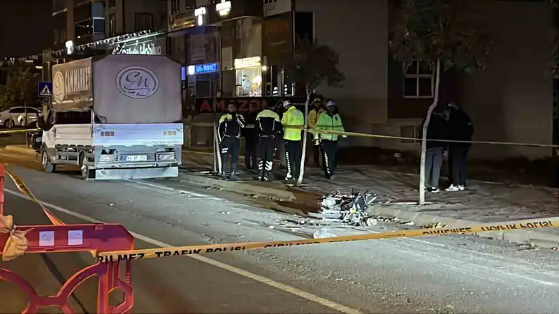 Polisten kaçan motosikletli, park halindeki kamyonete çarptı: 1 ölü 1 yaralı
