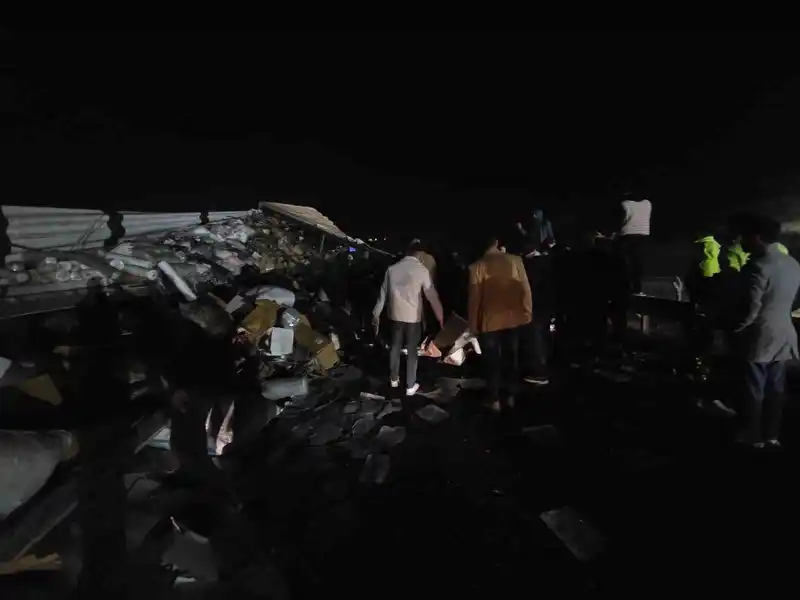 Tekstil malzemesi yüklü tır devrildi: Yol trafiğe kapandı
