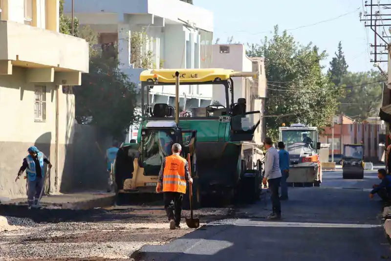 Büyükşehir’den Ceylanpınar’daki yolda asfalt çalışması
