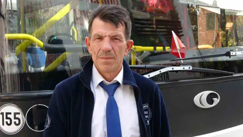 Yaralı köpeği kurtarmak için seferini yarıda bırakan halk otobüsü şoföründen insanlık dersi
