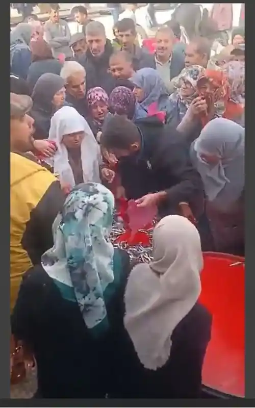 Ücretsiz hamsi dağıtımı yoğun ilgi gördü
