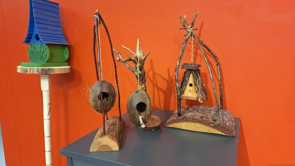 Doğada bulduğu ahşap parçalarından kuş evleri yaptı