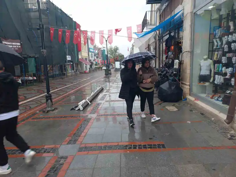Edirne’de beklenen yağmur başladı
