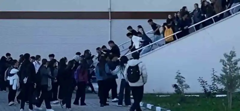 Iğdır’da eli sopalı şahıslar okul bastı
