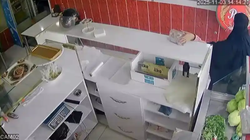 Sadaka kutusunu çaldı
