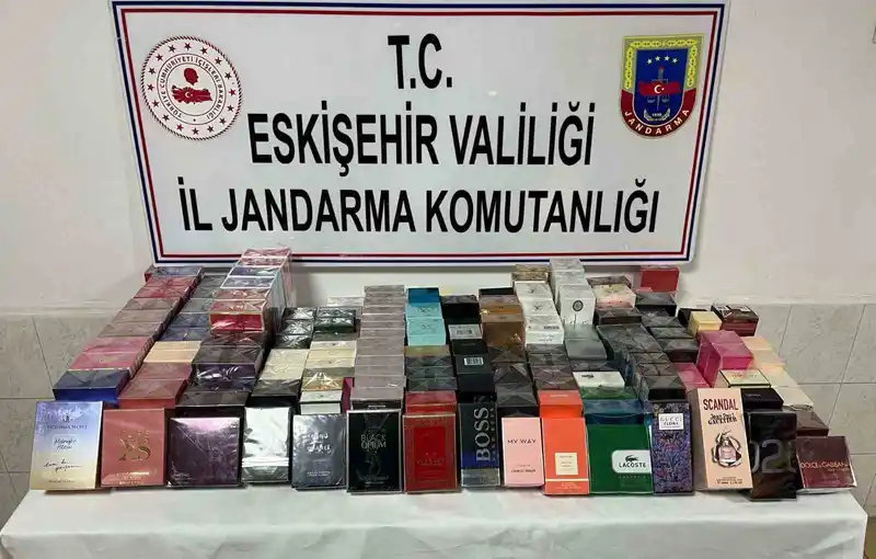 Piyasa değeri 450 bin TL olan 150 adet faturasız parfüm ele geçirildi

