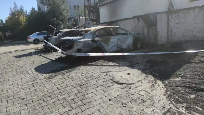 Şırnak’ta park halindeki iki araç alev aldı
