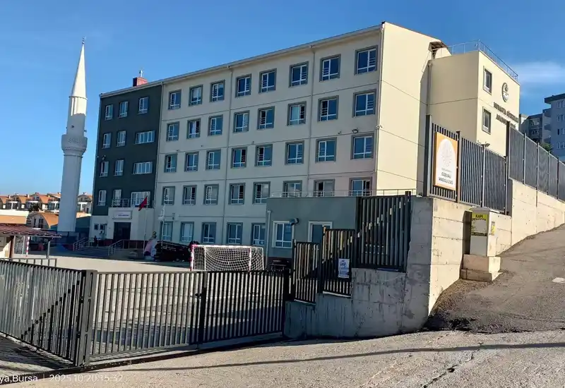 Öğrenciler, dersten çok nasıl gelip gideceğini düşünüyor
