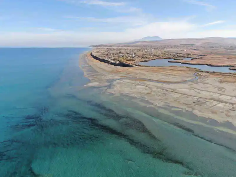 Renkli yazlardan sessiz çöl manzarasına: Van Gölü’nün 8 yıllık değişimi
