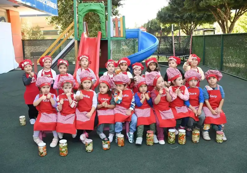 Turşular Konyaaltı’nın minik elleriyle kuruldu
