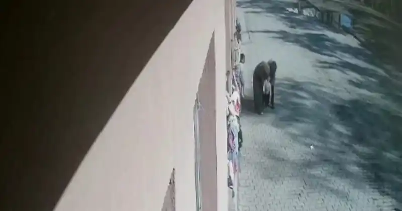 Öğrencisinin boğazına kaçan şekeri heimlich manevrasıyla çıkardı
