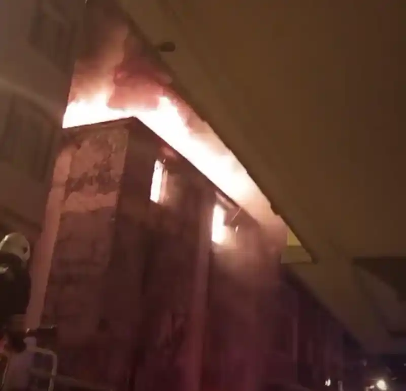 Gaziantep’te 4 katlı bina alevlere teslim oldu
