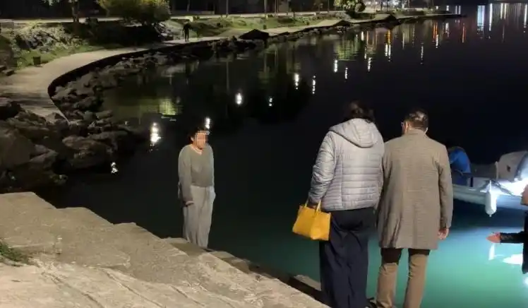 Denize atlamak isteyen genç kızı anne ve babası ikna etti
