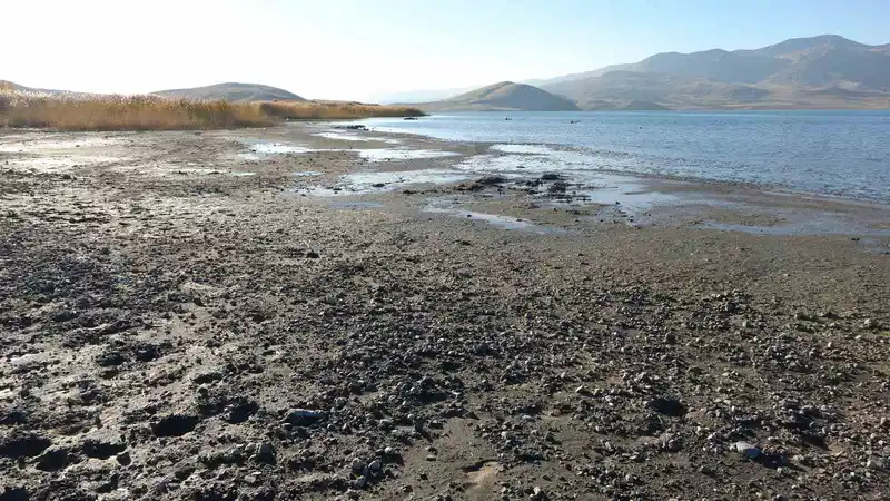 Erçek Gölü’nde su çekilince mikrobiyalitler ortaya çıktı
