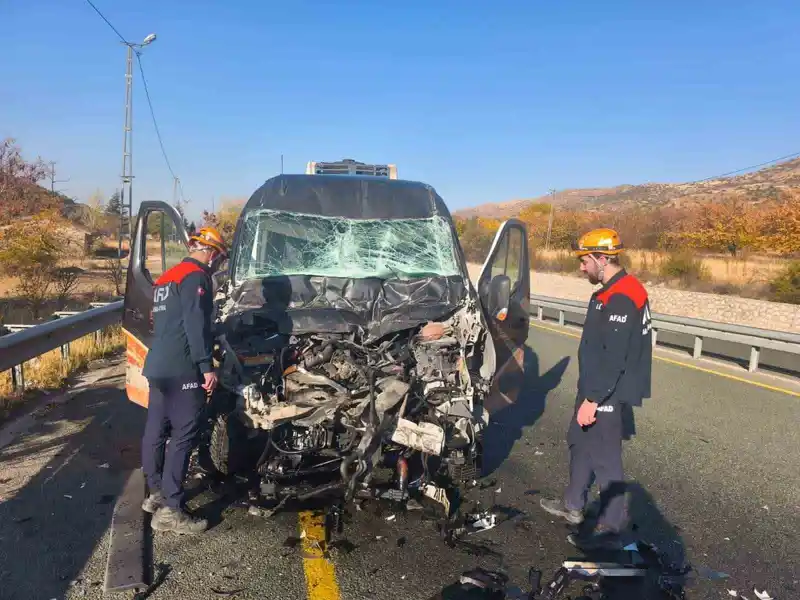 Elazığ’da minibüs ile kamyon çarpıştı: 1 yaralı
