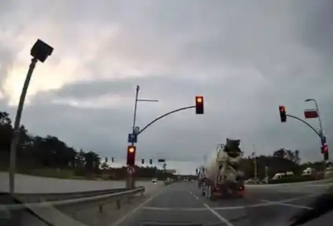 Arnavutköy’de kırmızı ışık ihlali faciaya davetiye çıkardı
