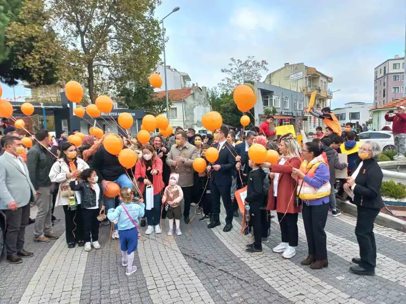 Ezine’de Lösemili Çocuklar Haftası yürüyüşü
