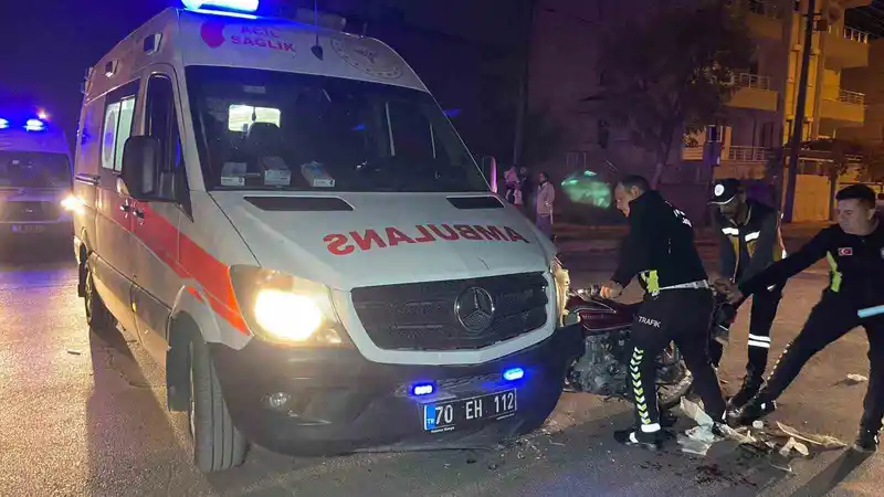 Hastaneye yaralı taşıyan ambulans motosikletle çarpıştı: 1 yaralı

