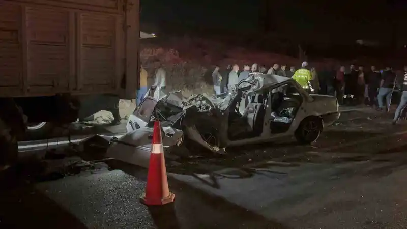 Gaziantep’te otomobil kamyona arkadan çarptı: 3 ölü
