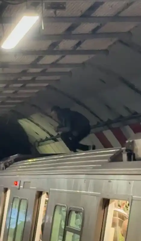 İstanbul’da metroda yaşanan ilginç anlar kamerada
