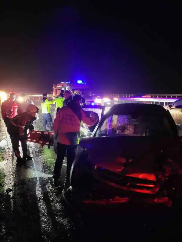 Bariyere vurup savrulan araca çarptı: 4 yaralı
