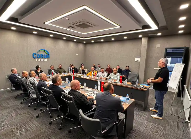 Çoruh EDAŞ’tan ilçe yöneticilerine etkili iletişim ve beden dili eğitimi
