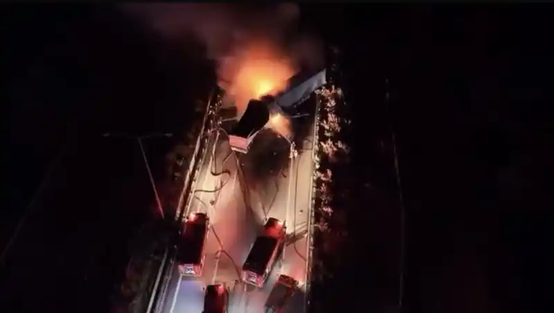 Manisa’da kaza yapan tırlar alev aldı
