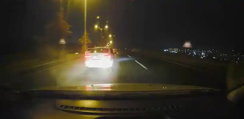 Islak yolda makas atan sürücü, kameraya yansıdı