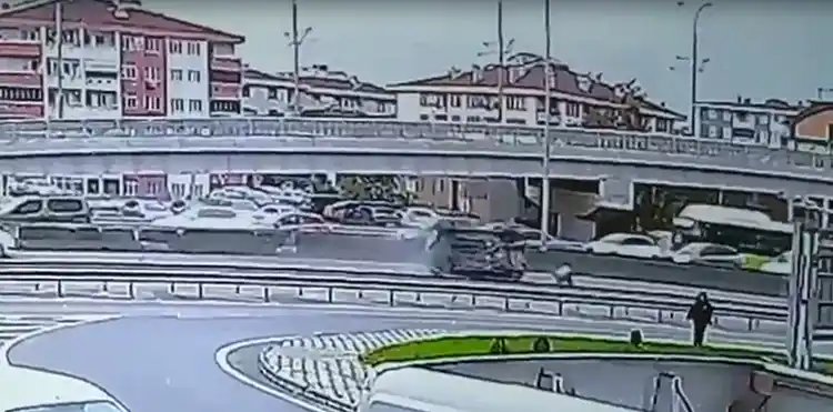 Beton bariyere çarpan otomobil devrilip sürüklendi, kaza anı kamerada