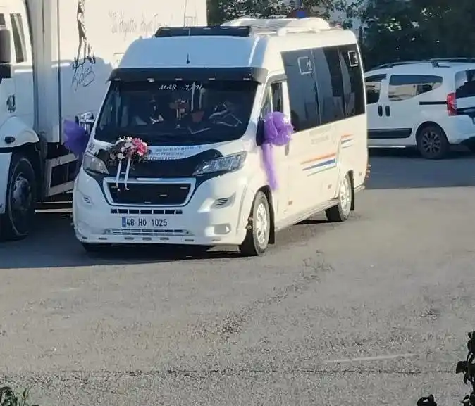 Bodrum’da gelin dolmuşu ilçe sokaklarını şenlik alanına çevirdi