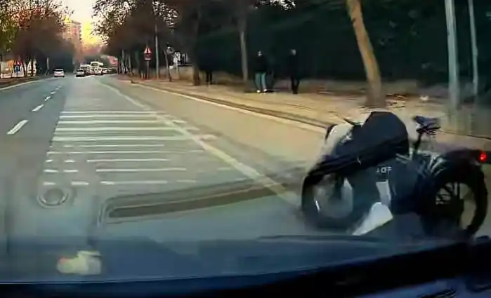 Eli cebinde bisikletle giderken araba altında kalmaktan son anda kurtuldu