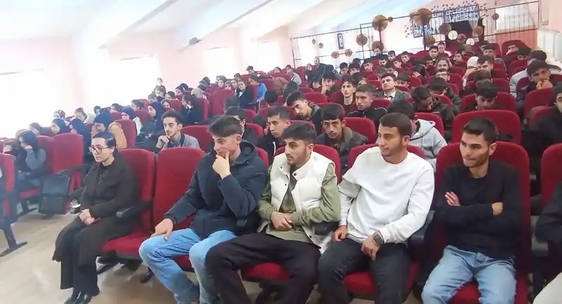 Hamur’da gençlere "Hayatın ritmi namaz" sunumu