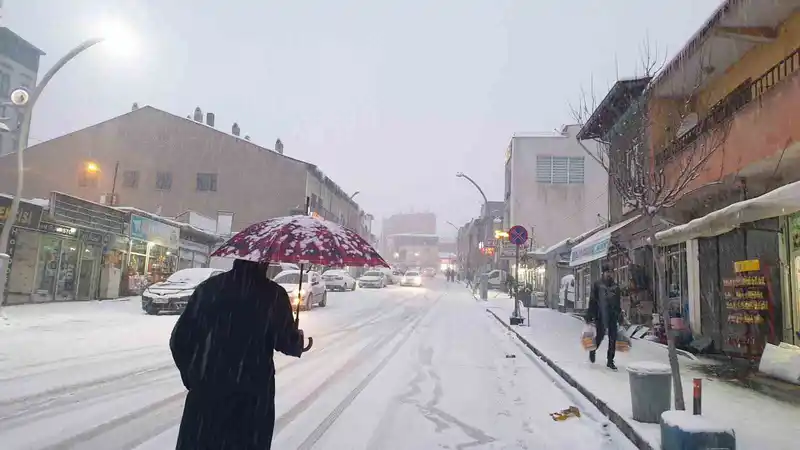Başkale’de kar yağışı etkili oldu