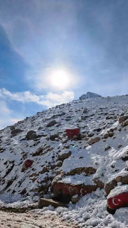 Kaş’ın yüksek kesimleri beyaza büründü