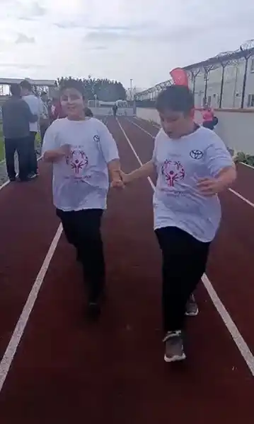 Silivri’de yürekleri ısıtan görüntü: Özel eğitim öğrencisi yarışı bıraktı, arkadaşını bekledi